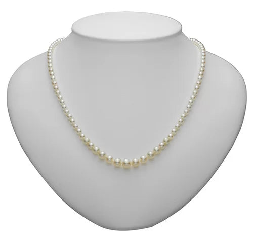Complete graduated pearl necklace with natural pearls.